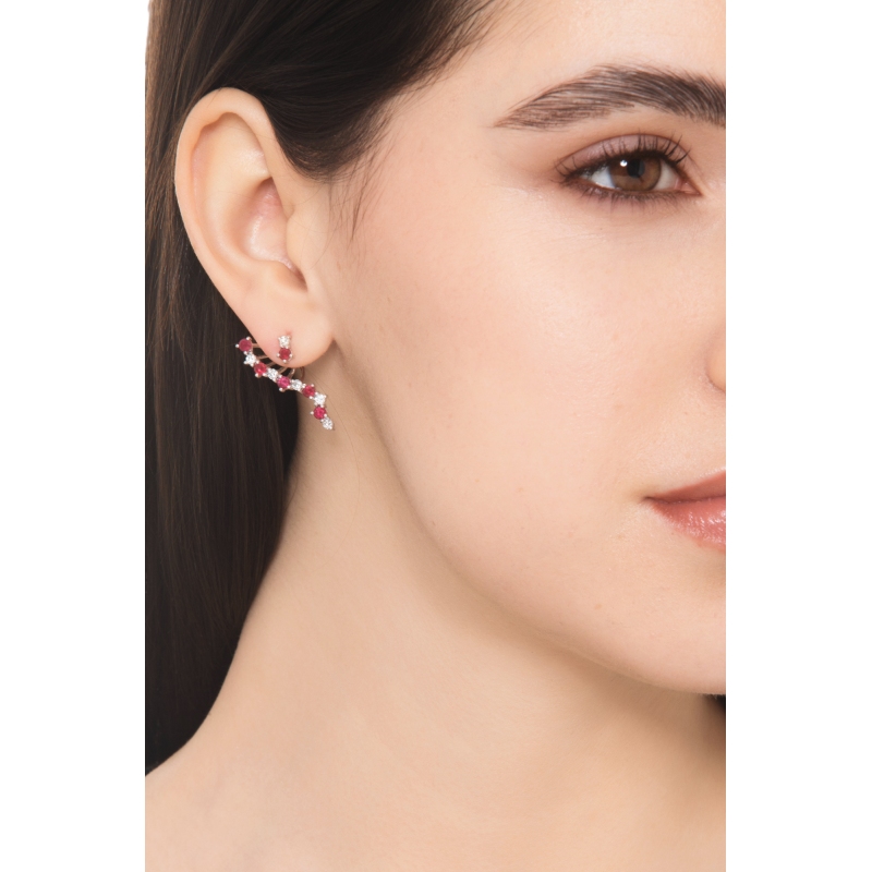 Orecchini design asimmetrici in oro bianco 18k con rubini e diamanti
