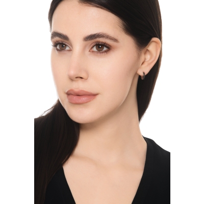 Mono orecchino a cerchio in oro bianco 18k con incastonati diamanti neri