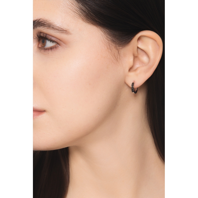 Mono orecchino a cerchio in oro bianco 18k con incastonati diamanti neri