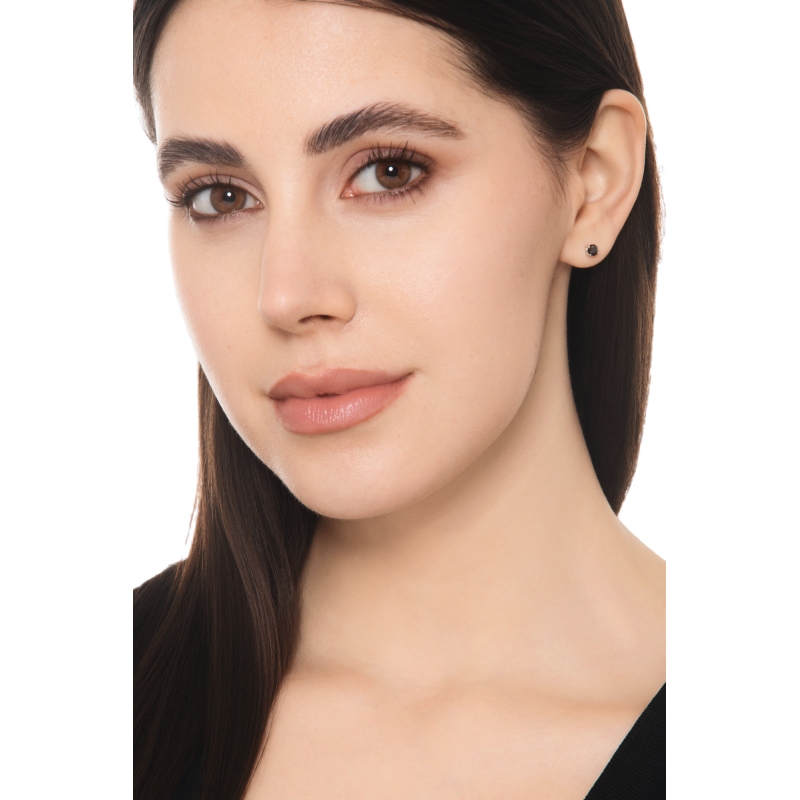 Mono orecchino in oro bianco 18k a 4 griffe con diamante nero, 0.22 ct