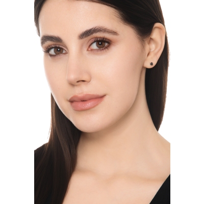 Mono orecchino in oro bianco 18k a 4 griffe con diamante nero, 0.22 ct