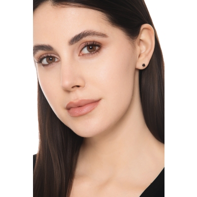 Mono orecchino in oro bianco 18k a 4 griffe con diamante nero, 0.25 ct