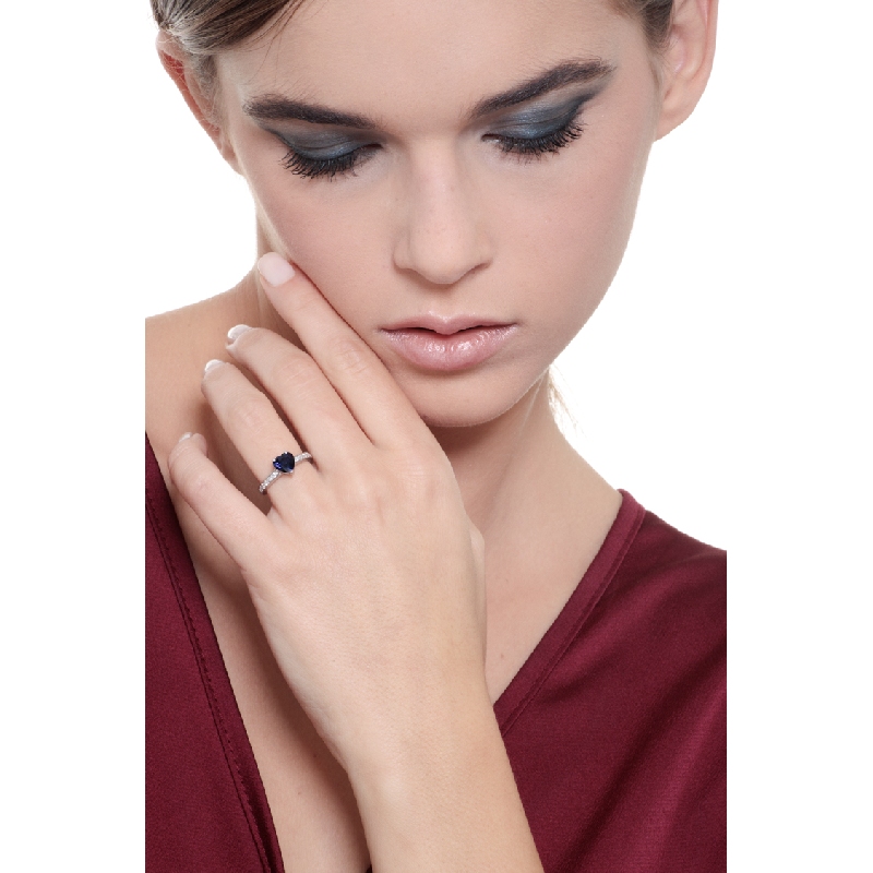 Anello in oro bianco 18k con Zaffiro blu a cuore e diamanti sul gambo