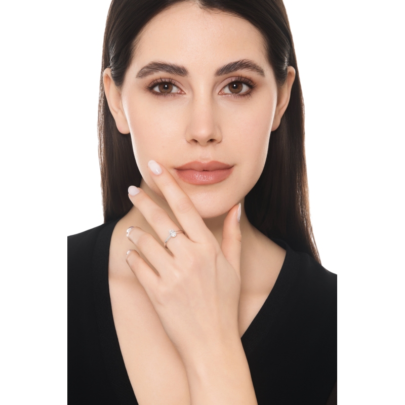 Anello con diamante taglio ovale 0.70ct GIA in oro bianco 18k