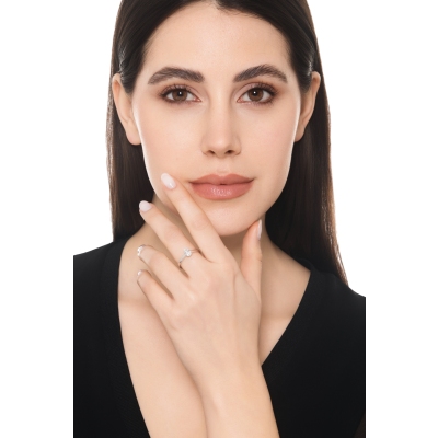 Anello con diamante taglio ovale 0.70ct GIA in oro bianco 18k