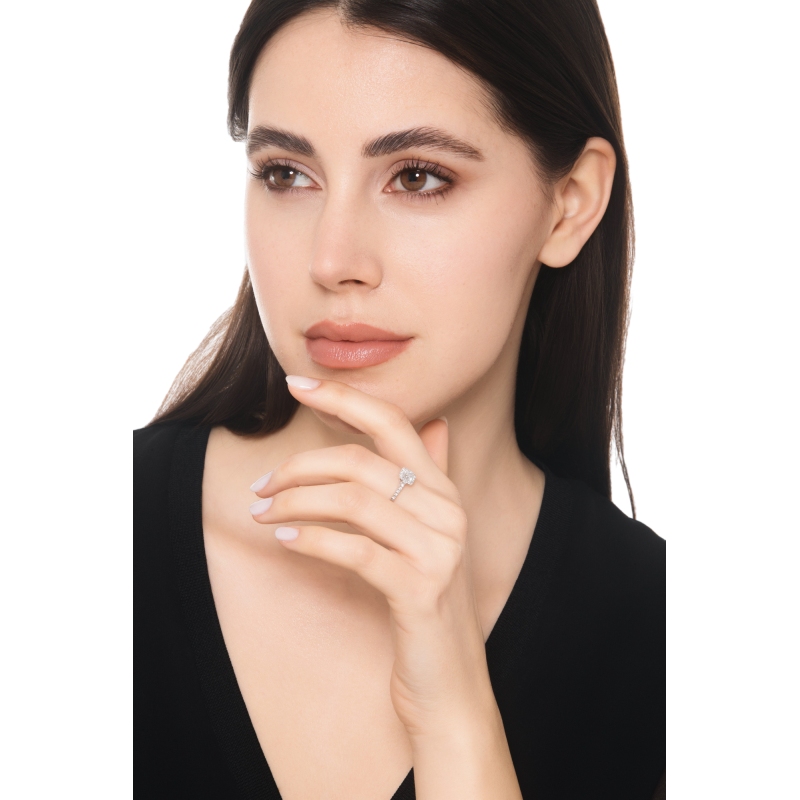 Anello con diamante taglio princess 0.40ct in oro bianco 18k