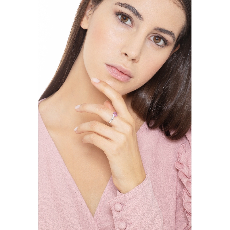 Anello in oro bianco 18k con zaffiro rosa a cuore e diamanti sul gambo