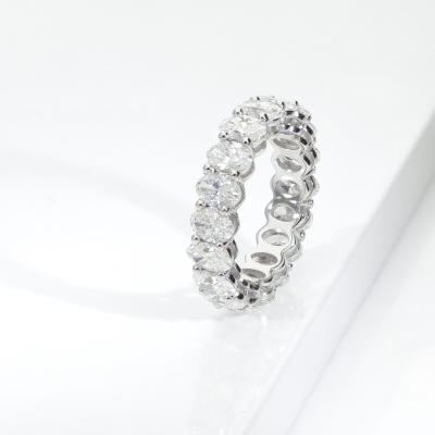 Anello eternity in oro bianco 18k con diamanti