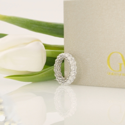 Anello eternity in oro bianco 18k con diamanti