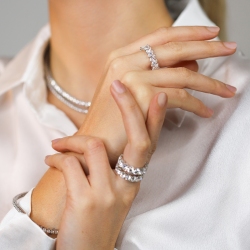 Anello eternity in oro bianco 750 F VS 2