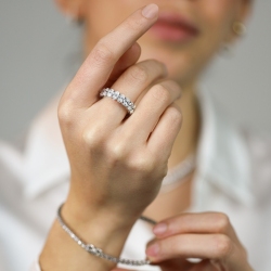 Anello eternity in oro bianco 18k con diamanti 2