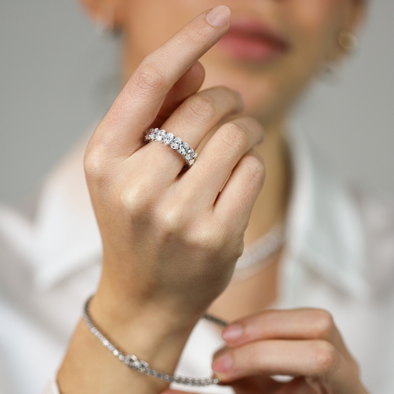 Anello eternity in oro bianco 18k con diamanti