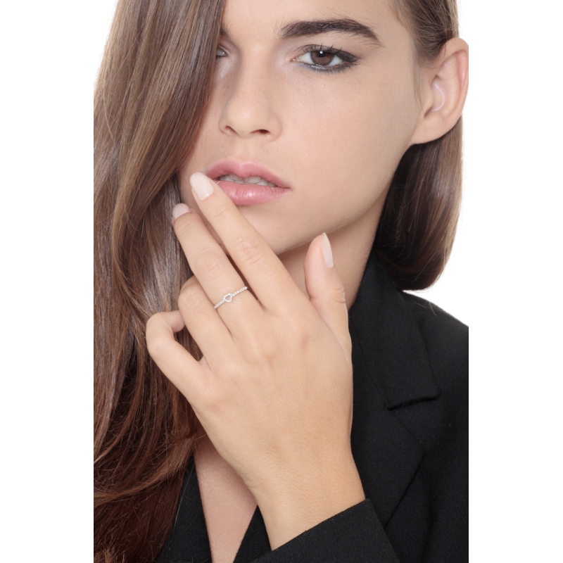 Anello con piccolo cuore in oro bianco 18k e diamanti