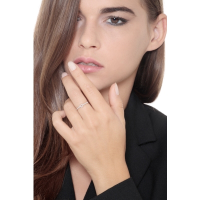 Anello con piccolo cuore in oro bianco 18k e diamanti