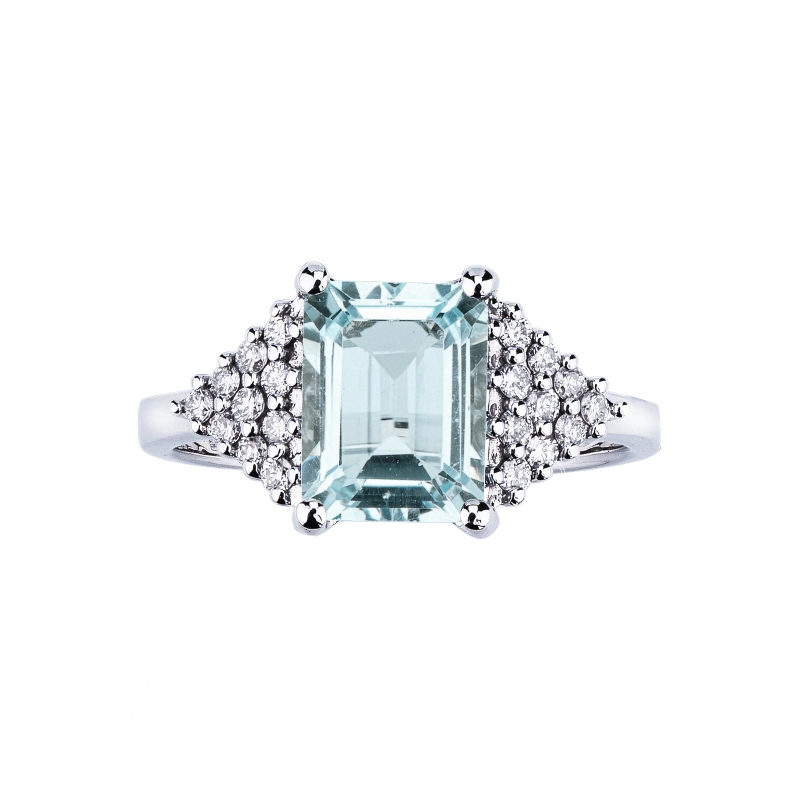 Ring with aquamarine and diamonds triangle shaped