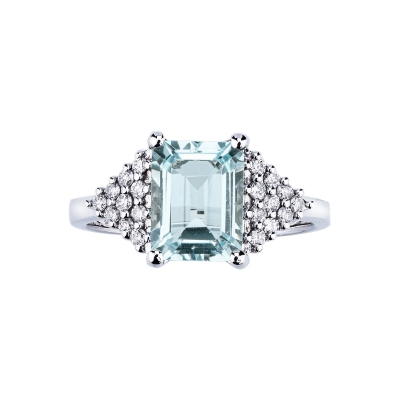 Ring with aquamarine and diamonds triangle shaped