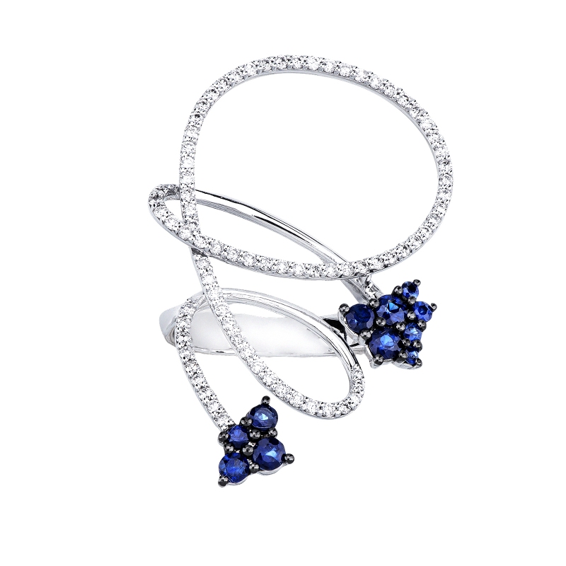 Anello con design floreale in oro bianco 18k con zaffiri blu e diamanti