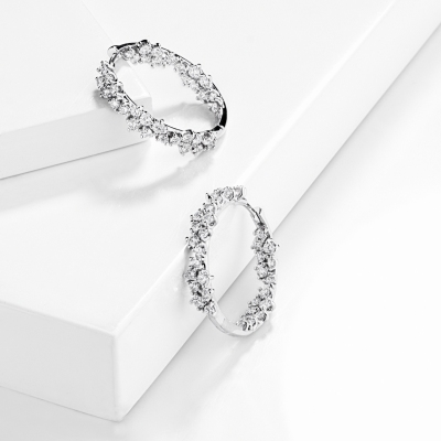 Orecchini design a cerchio in oro bianco 750 con diamanti 