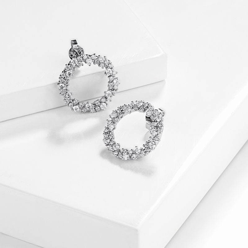 Orecchini design cerchio in oro bianco 18k con diamanti