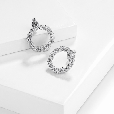 Orecchini design cerchio in oro bianco 18k con diamanti