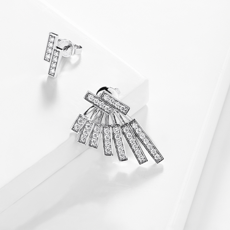 Orecchini moderni asimmetrici in oro bianco 18k con diamanti