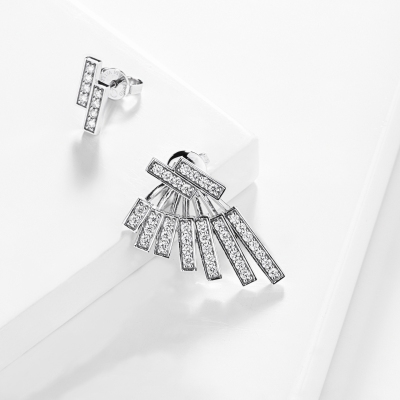 Orecchini moderni asimmetrici in oro bianco 18k con diamanti