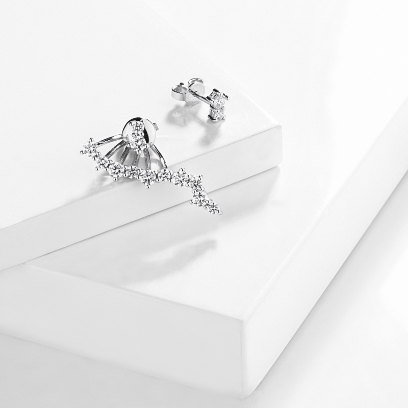 Orecchini asimmetrici design in oro bianco 18k con diamanti
