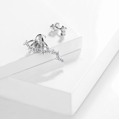 Orecchini asimmetrici design in oro bianco 18k con diamanti