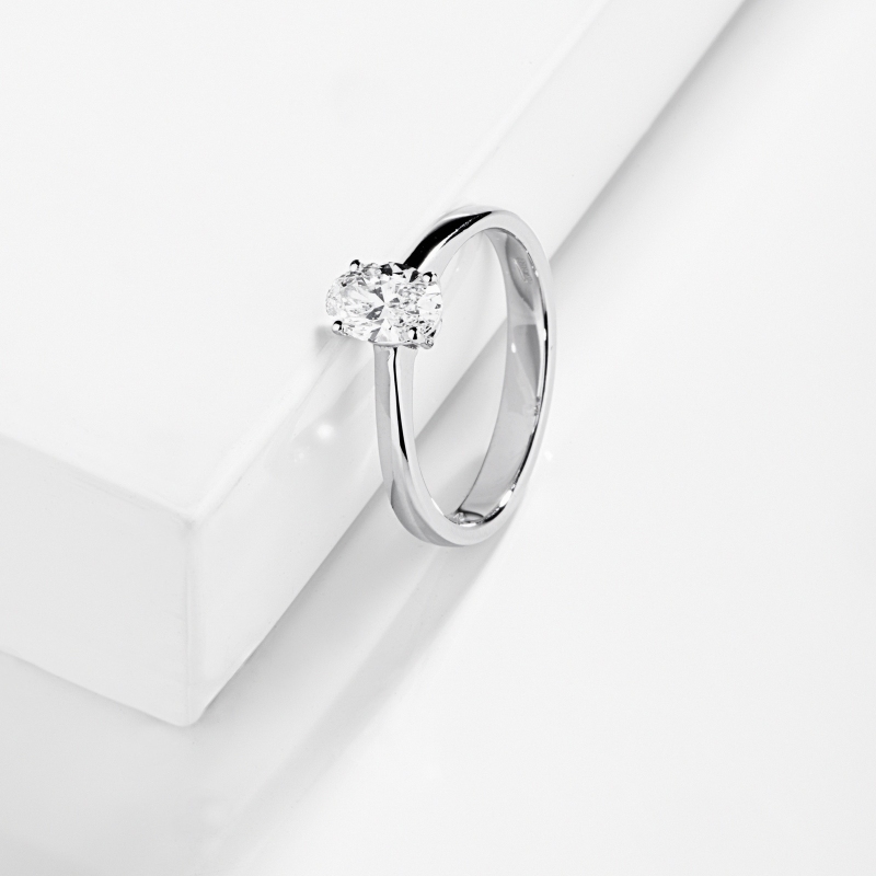 Anello con diamante taglio ovale 0.70ct GIA in oro bianco 18k