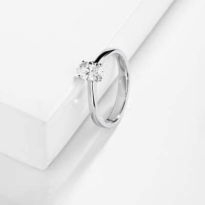 Anello con diamante taglio ovale 0.70ct GIA in oro bianco 18k