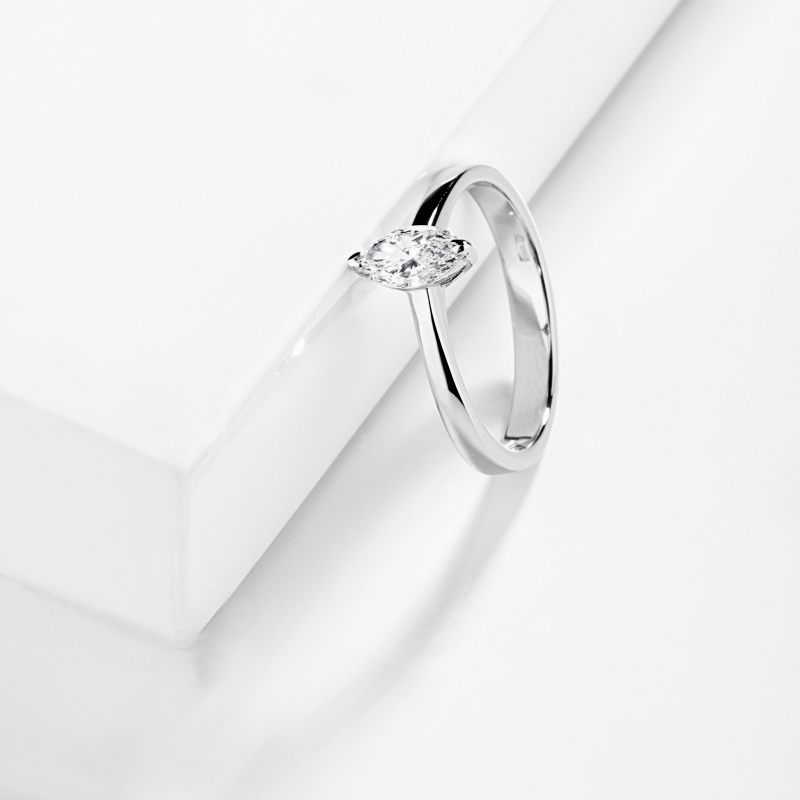Anello con diamante taglio marquise 0.50ct GIA in oro bianco 18k