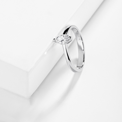 Anello con diamante taglio marquise 0.50ct GIA in oro bianco 18k