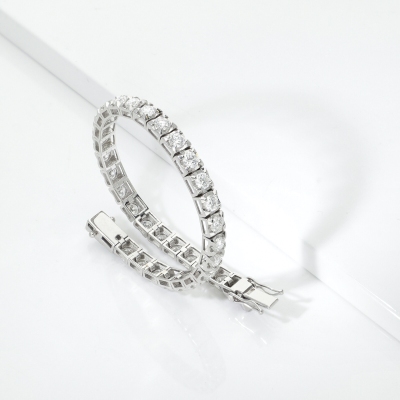 Bracciale tennis piramide in oro bianco 750 con diamanti