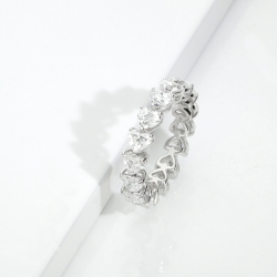 Anello eternity in oro bianco 18k con diamanti taglio cuore F VS 