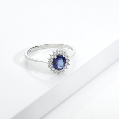 Anello in oro bianco 18k con diamanti e zaffiro blu ovale