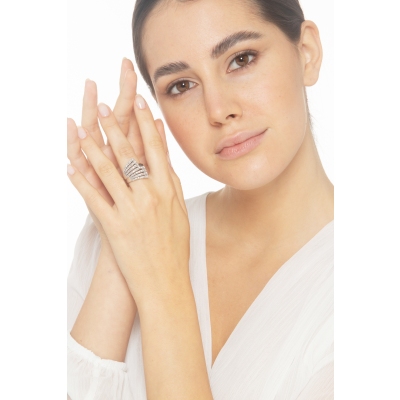 White gold 18k irregular band ring with black and white diamonds