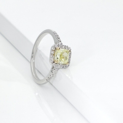 Anello con diamante taglio cushion fancy yellow 1.00ct GIA in oro bianco e giallo 18k. PREZZO SU RICHIESTA.