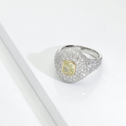 Anello con diamante taglio cushion fancy yellow 1.01ct GIA in oro bianco 18k e pavè in diamanti. PREZZO SU RICHIESTA.