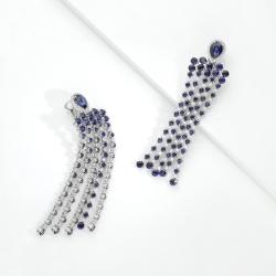 Orecchini design pendenti in oro bianco 18k con zaffiri blu e diamanti