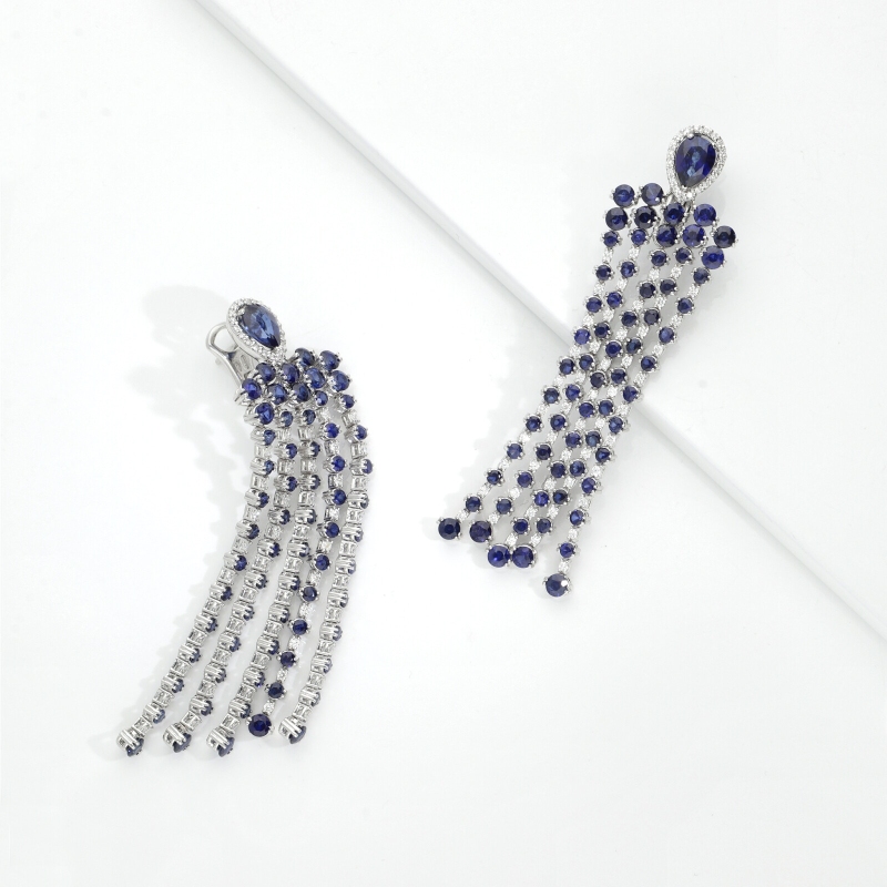 Orecchini design pendenti in oro bianco 18k con zaffiri blu e diamanti