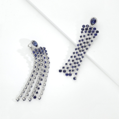 Orecchini design pendenti in oro bianco 18k con zaffiri blu e diamanti
