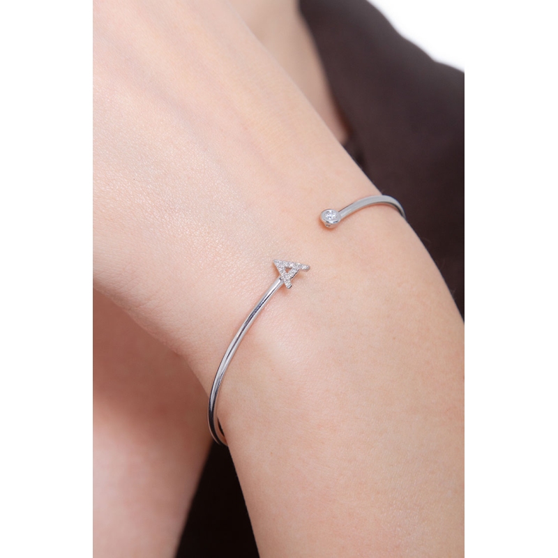 Bracciale rigido in oro bianco 18k con lettera A in diamanti