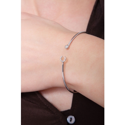 18k white gold rigid bracelet with letter C