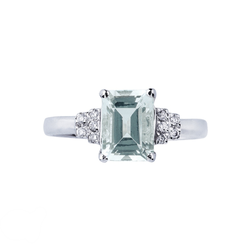 White gold 18k ring with a central aquamarine and diamonds 