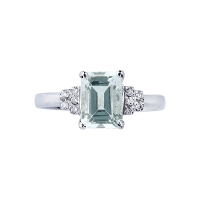 White gold 18k ring with a central aquamarine and diamonds 