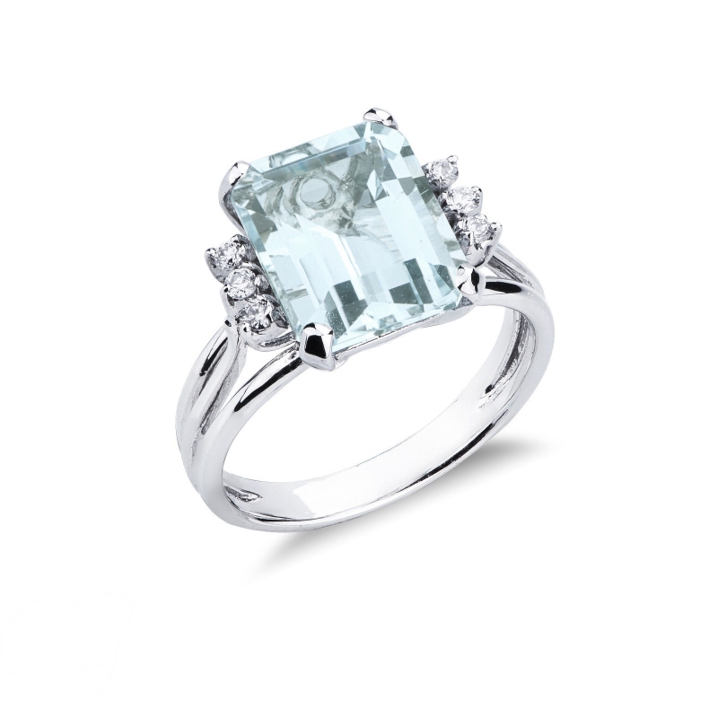 Anello con acquamarina rettangolare e diamanti in oro bianco