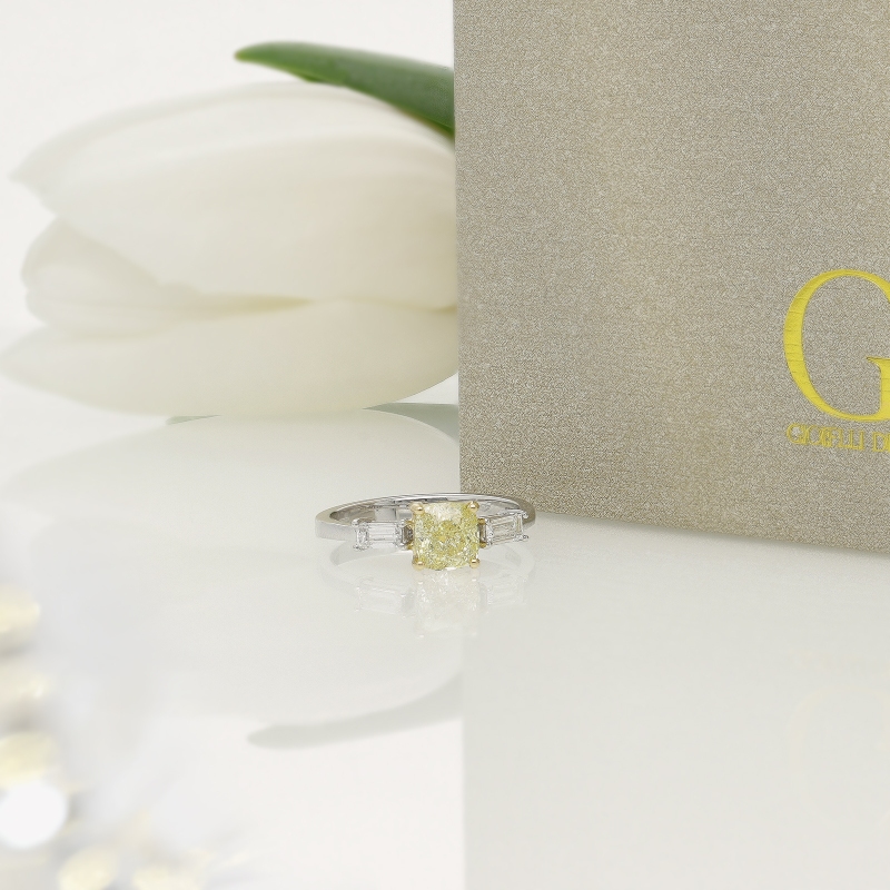 Anello in oro bianco e giallo 18k con diamante fancy yellow e diamanti laterali. PREZZO SU RICHIESTA.