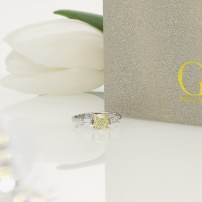 Anello in oro bianco e giallo 18k con diamante fancy yellow e diamanti laterali. PREZZO SU RICHIESTA.