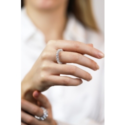 Anello eternity in oro bianco 18k con diamanti taglio cuore F VS  2