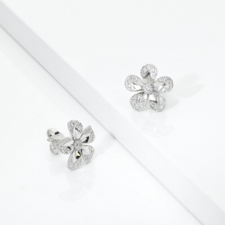 Orecchini fiore in oro bianco 750 con diamanti